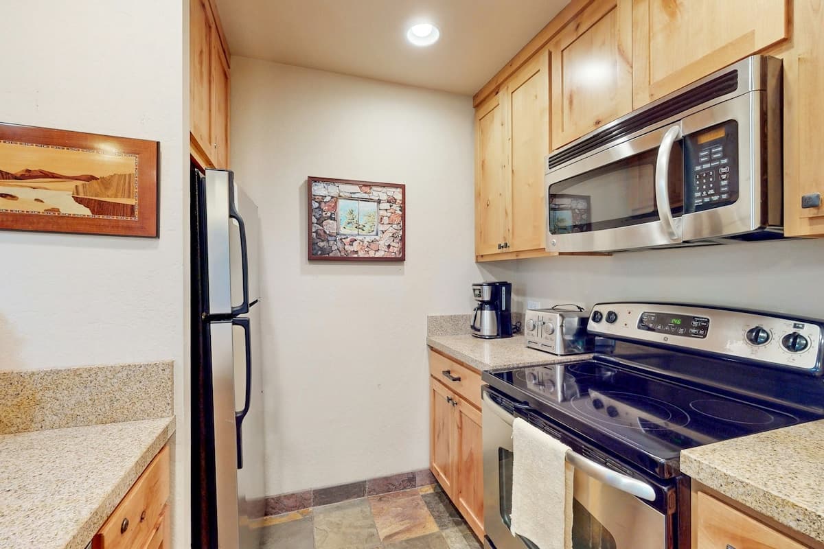 Lakeside Condo with Vaulted Ceilings & Fireplace - Photo 4