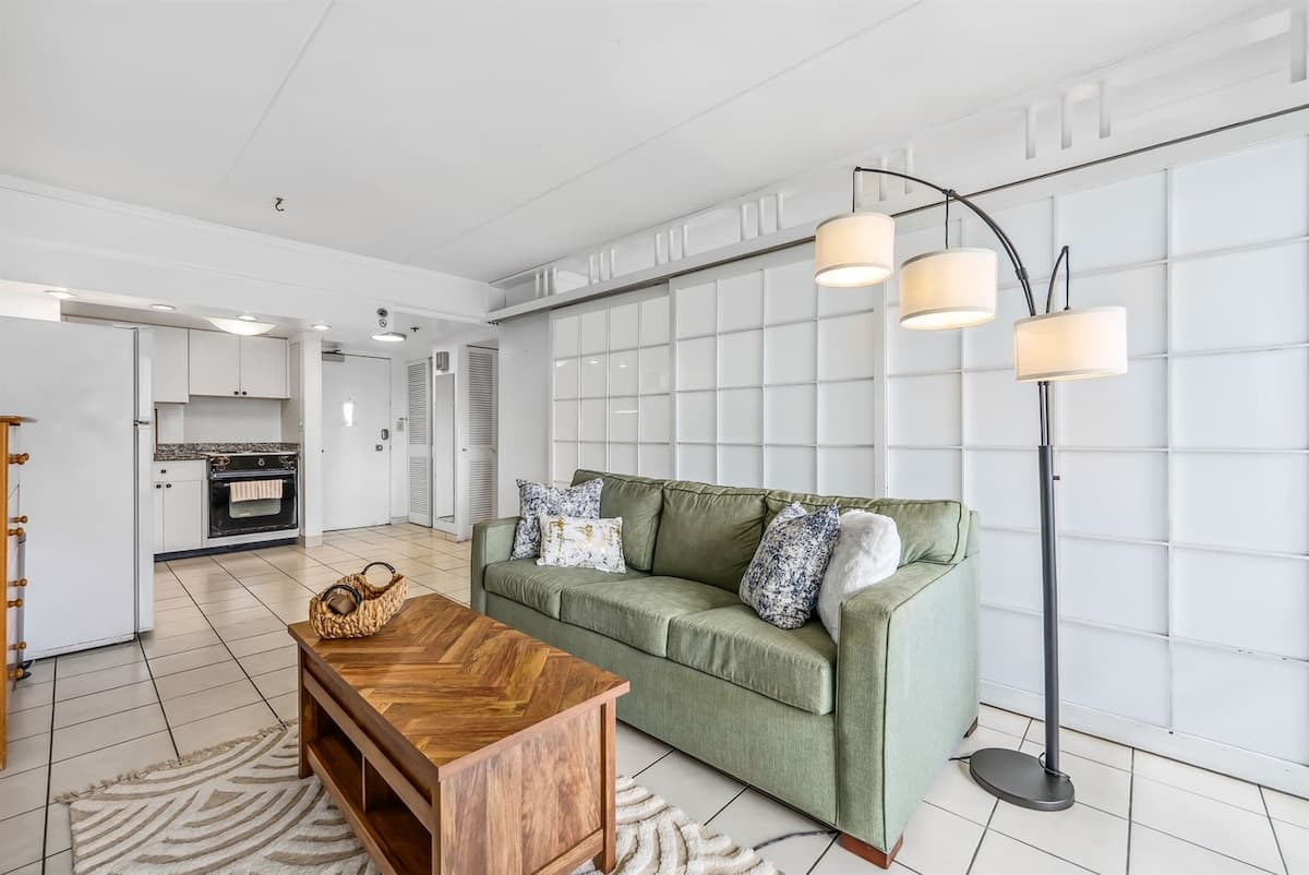 Condo in Honolulu · ★5.0 · 1 bedroom · 2 beds · 1 private bath - Photo 5