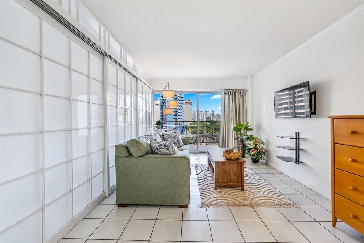 Condo in Honolulu · ★5.0 · 1 bedroom · 2 beds · 1 private bath - Photo 4