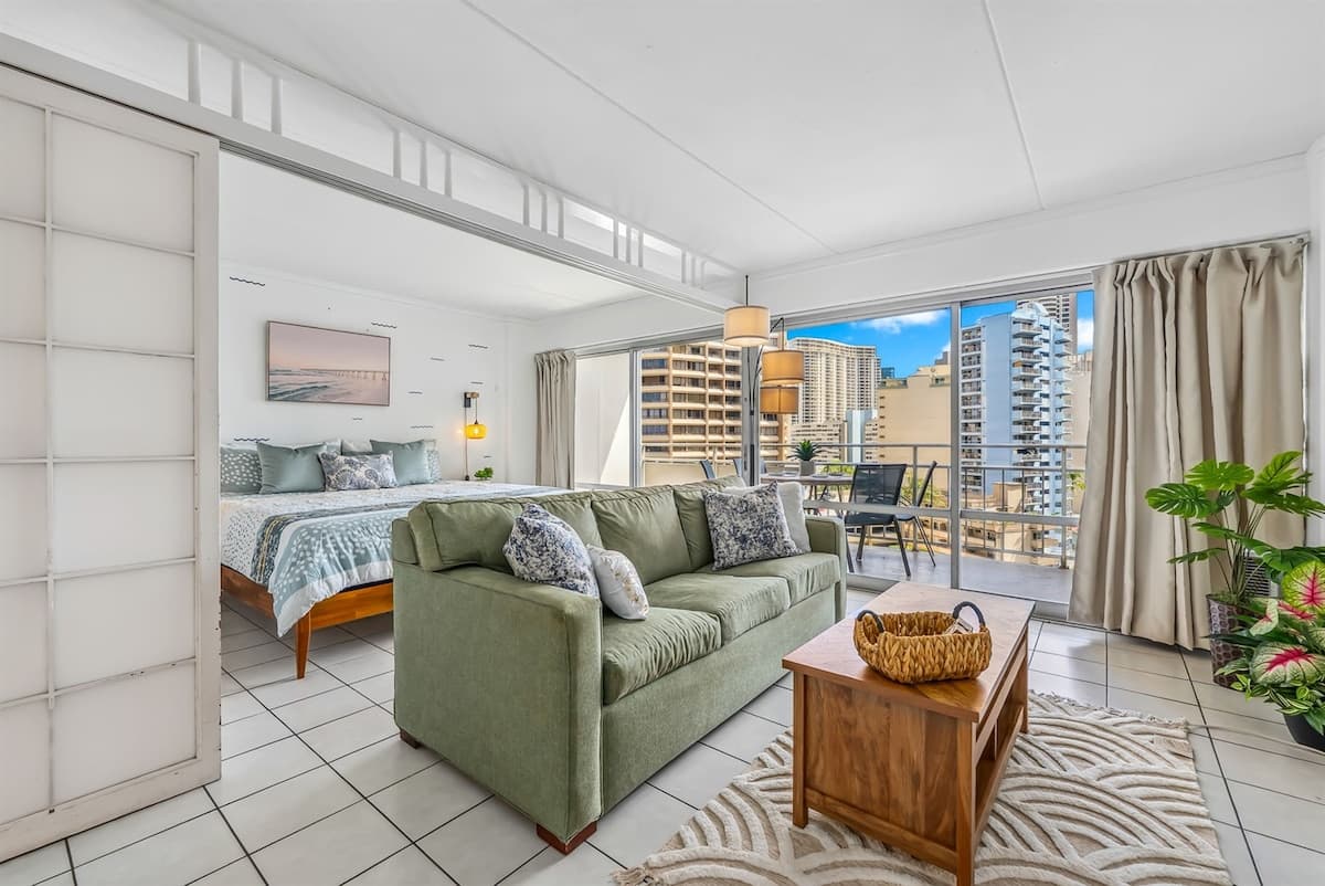 Condo in Honolulu · ★5.0 · 1 bedroom · 2 beds · 1 private bath - Photo 3