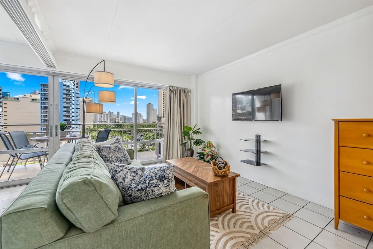 Condo in Honolulu · ★5.0 · 1 bedroom · 2 beds · 1 private bath - Photo 2