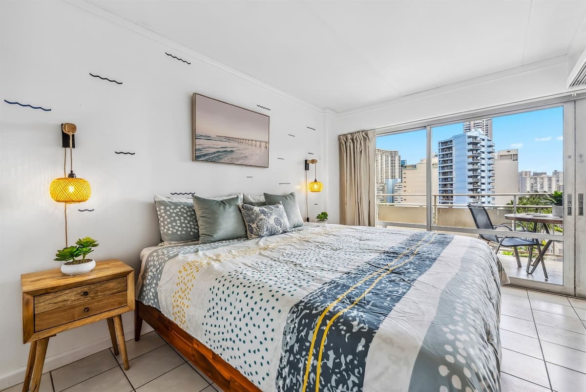 Condo in Honolulu · ★5.0 · 1 bedroom · 2 beds · 1 private bath - Photo 1