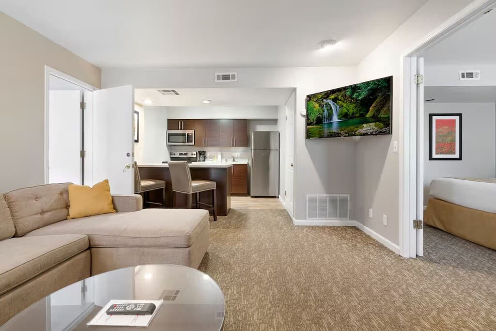 2 Hotel Rooms, Pool, Lake, Pet-Friendly - Photo 4