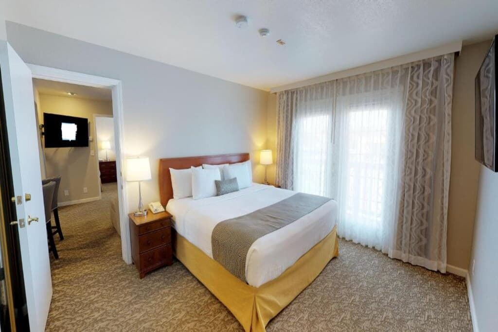 2 Hotel Rooms Near BART, Pet-Friendly w/ Breakfast - Photo 5
