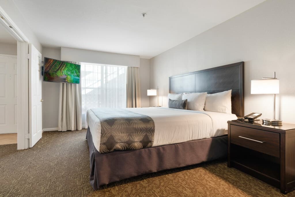 2 Hotel Rooms Near BART, Breakfast & Fireplace - Photo 1