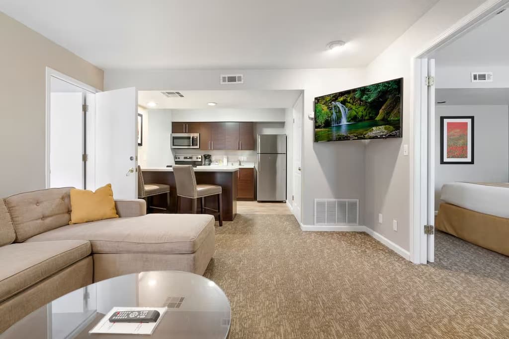 3-Room Hotel Block, Pool, Lake, Pet-Friendly - Photo 4