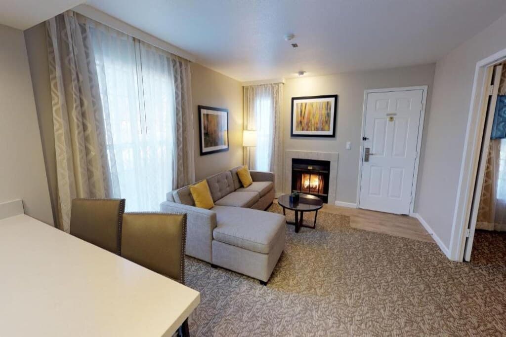 4 Hotel Rooms Near BART, Pet-Friendly, Pool - Photo 1