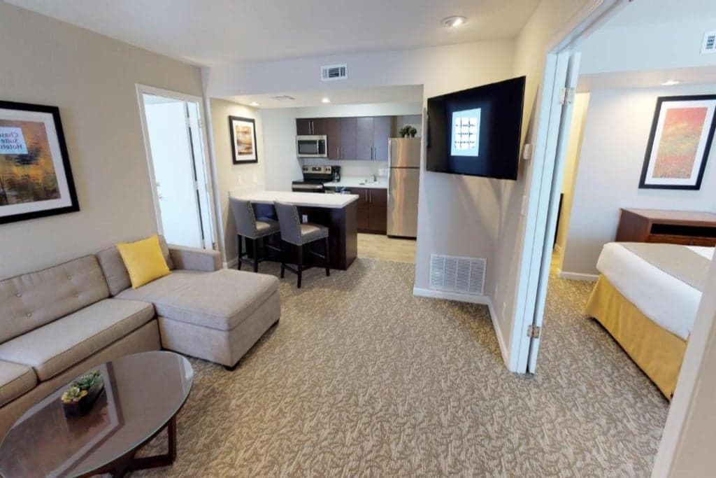 3 Hotel Rooms Near BART, Pool & Lake Access - Photo 4