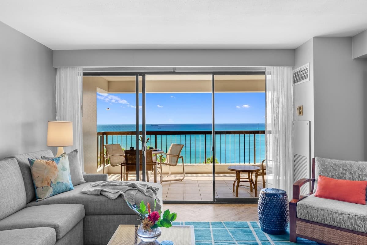 Condo in Honolulu · ★4.6 · 2 bedrooms · 4 beds · 2 private baths - Photo 5