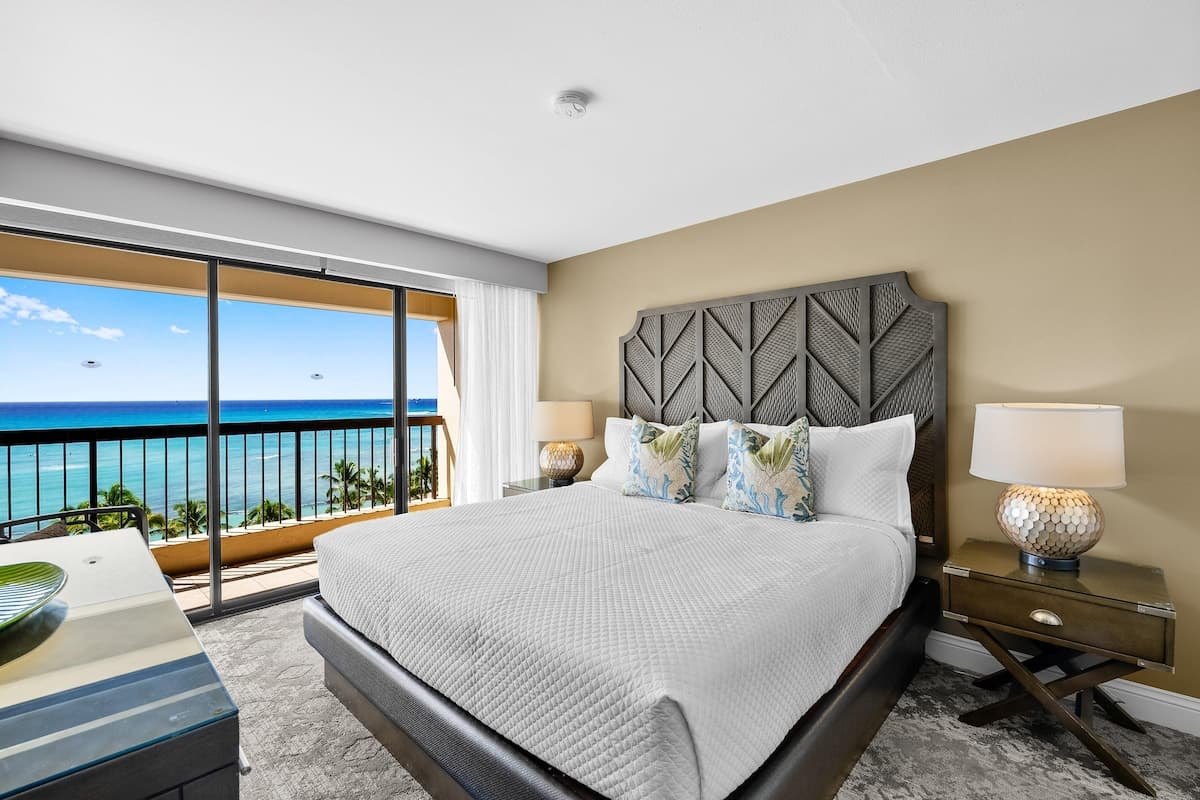 Condo in Honolulu · ★4.6 · 2 bedrooms · 4 beds · 2 private baths - Photo 1