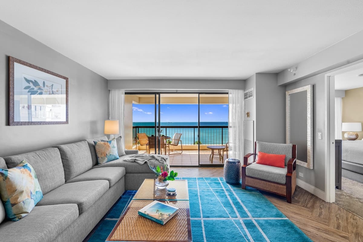 Condo in Honolulu · ★4.6 · 2 bedrooms · 4 beds · 2 private baths - Photo 4