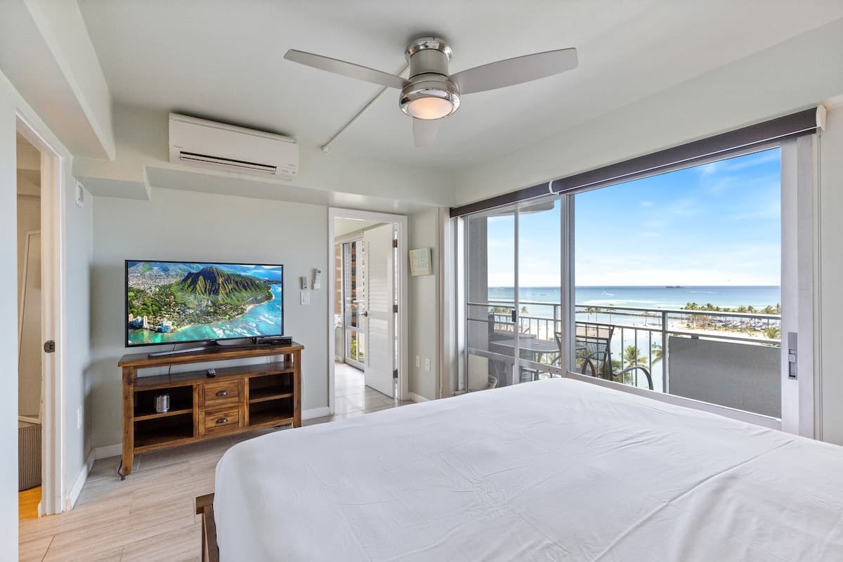 Ilikai Hotel Condo with Ocean, Lagoon & Fireworks - Photo 2