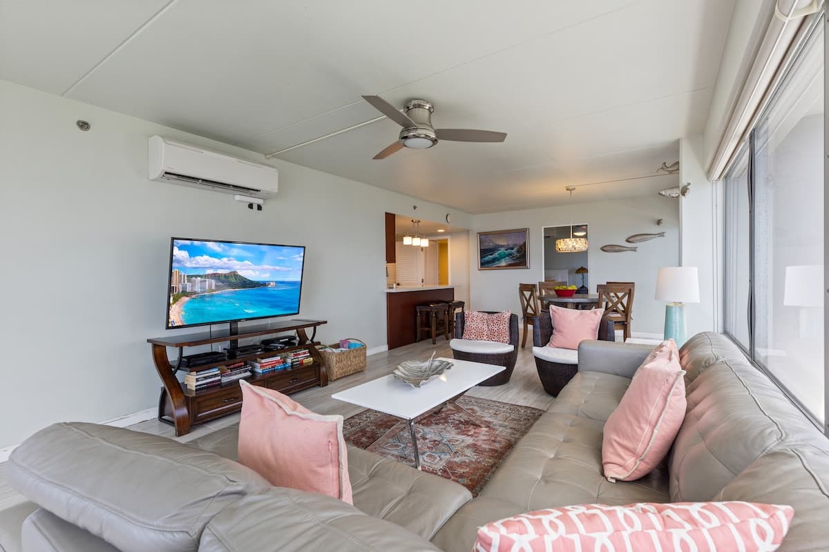 Ilikai Hotel Condo with Ocean, Lagoon & Fireworks - Photo 5