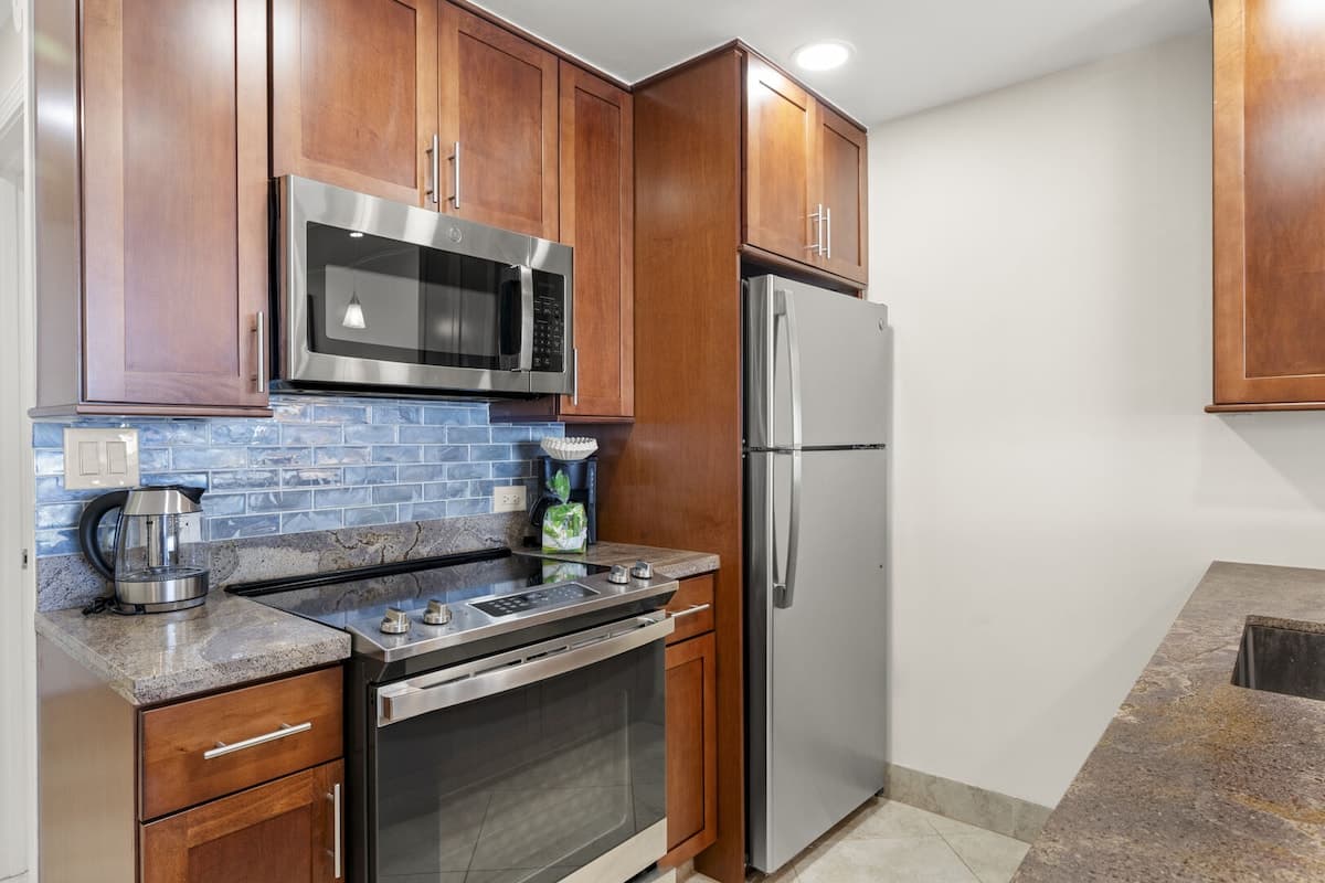 Condo in Lahaina · ★4.86 · 1 bedroom · 1 bed · 1 private bath - Photo 4