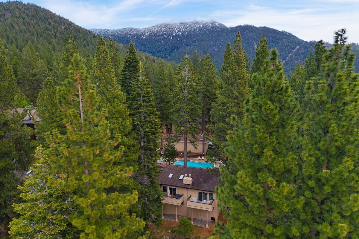 Home in Incline Village · 3 bedrooms · 4 beds · 2.5 private baths - Photo 5