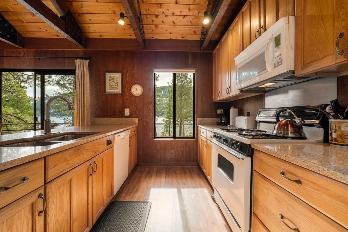 Donner Delight Lakefront Cabin with Ski Storage - Photo 4
