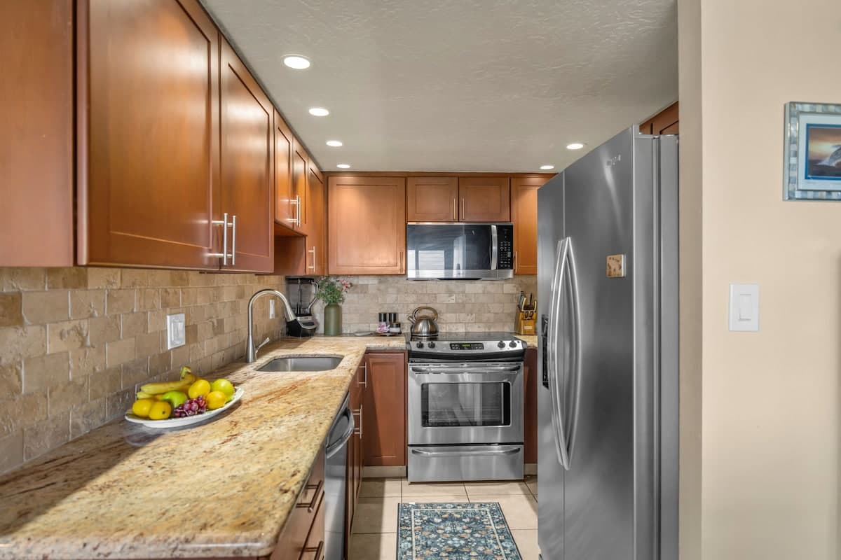 Condo in Lahaina · ★4.67 · 2 bedrooms · 4 beds · 2 baths - Photo 3