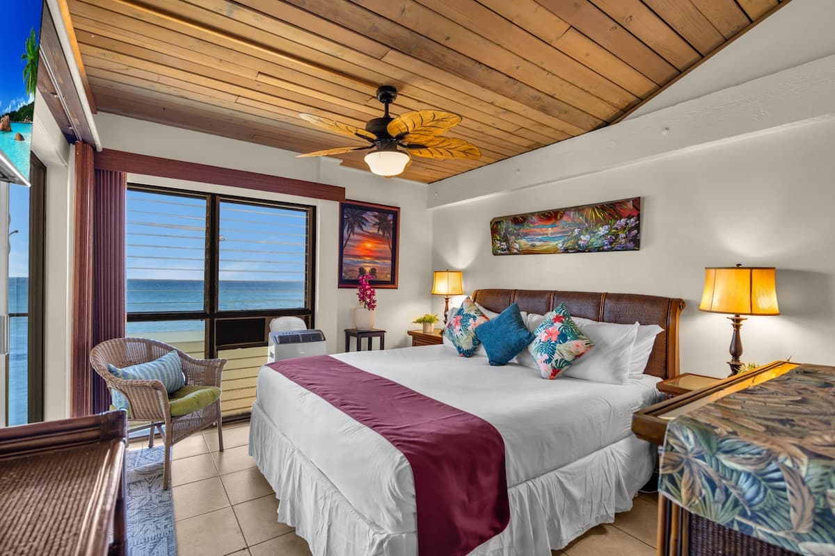Condo in Lahaina · ★4.67 · 2 bedrooms · 4 beds · 2 baths - Photo 4