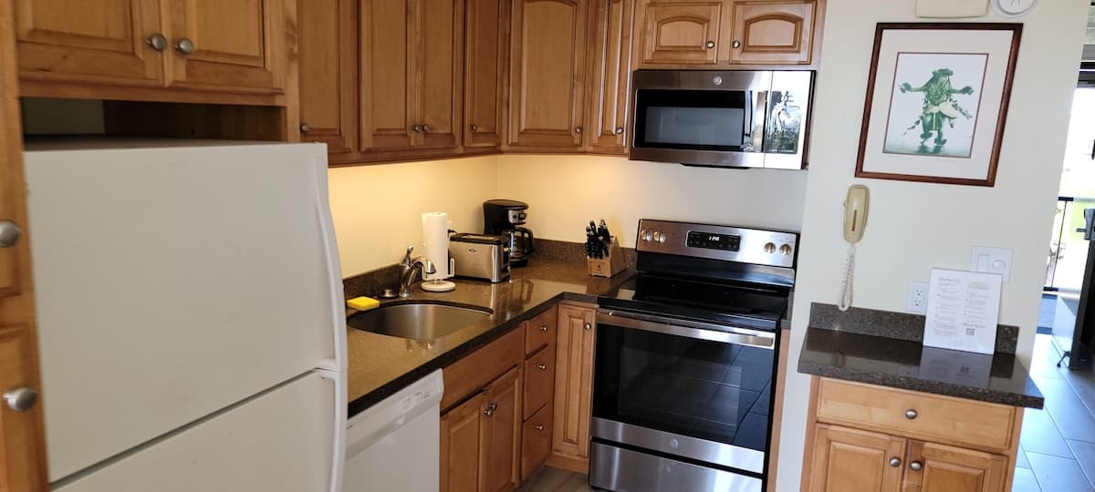 Condo in Kihei · ★4.6 · 2 bedrooms · 2 beds · 2 baths - Photo 5