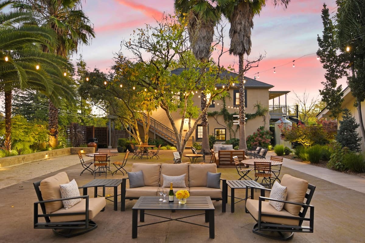 Bungalows 313 6 Private Suites, Courtyard Oasis - Photo 1