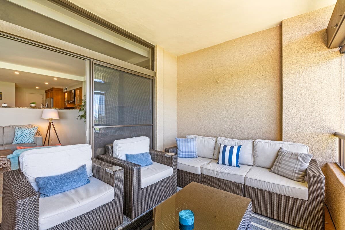 Condo in Lahaina · ★4.61 · 2 bedrooms · 3 beds · 2 baths - Photo 2