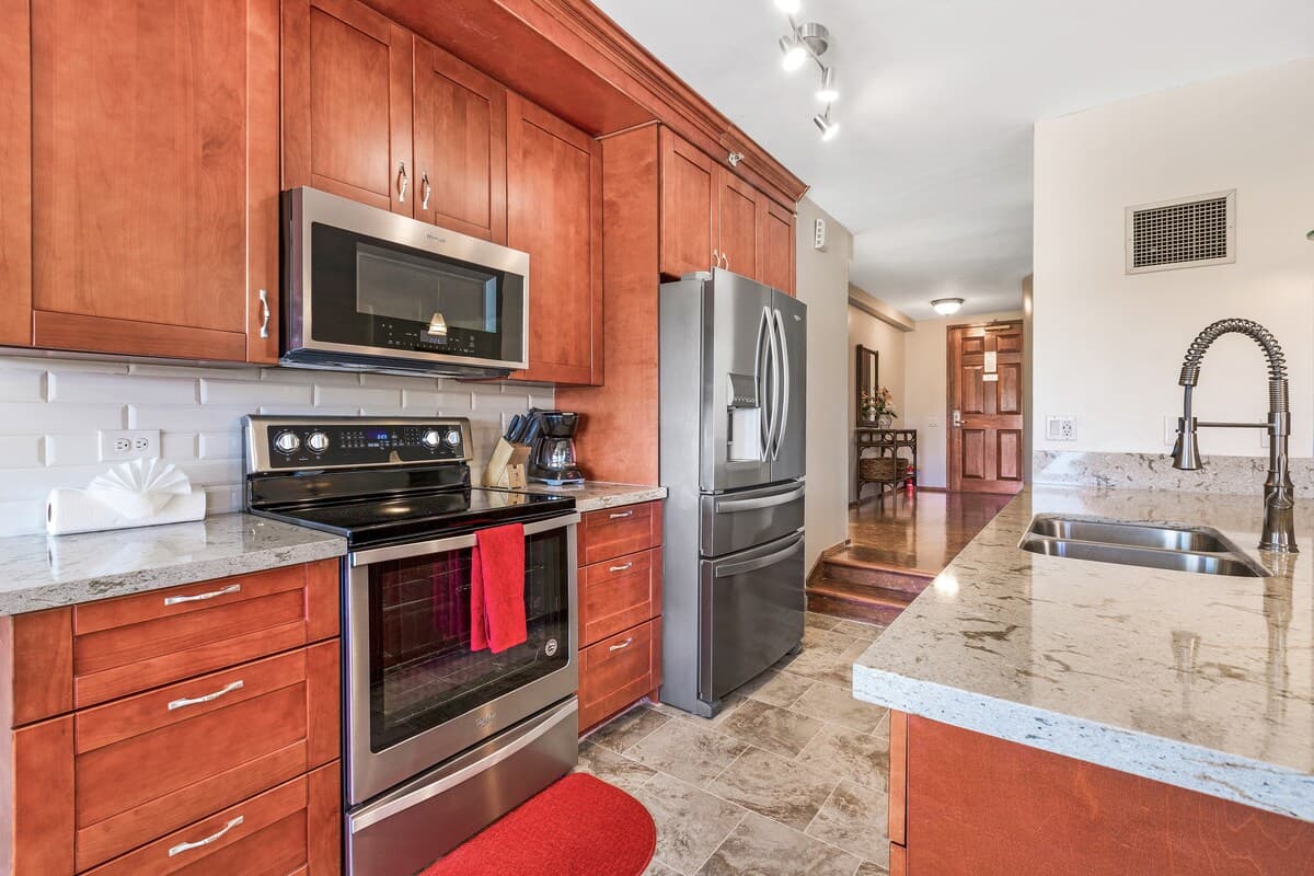 Condo in Lahaina · ★4.93 · 2 bedrooms · 3 beds · 2 baths - Photo 5