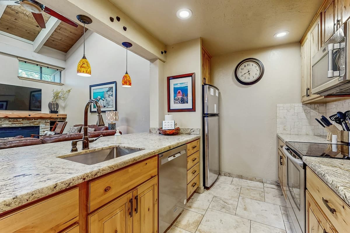 Lakeland Village Pine Grove Beauty, 3 Floors - Photo 5
