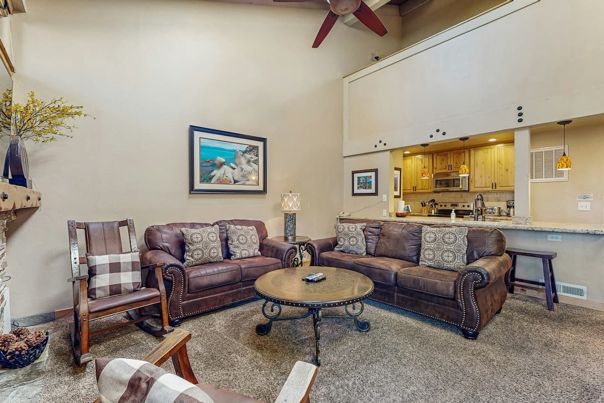 Lakeland Village Pine Grove Beauty, 3 Floors - Photo 2