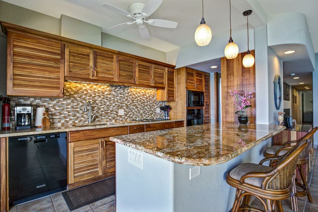 Condo in Kailua-Kona · ★4.67 · 2 bedrooms · 2 beds · 2 baths - Photo 2