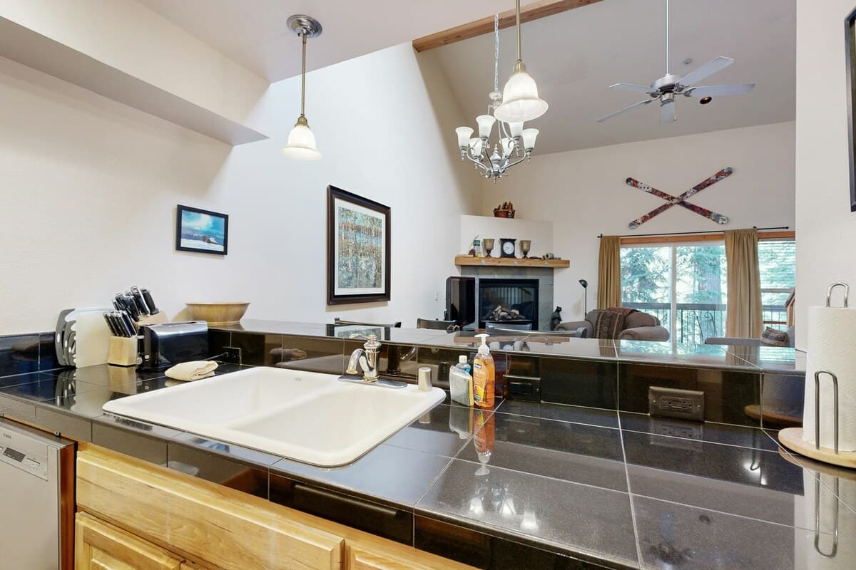 Tavern Inn Condo with Shuttle to Palisades - Photo 5