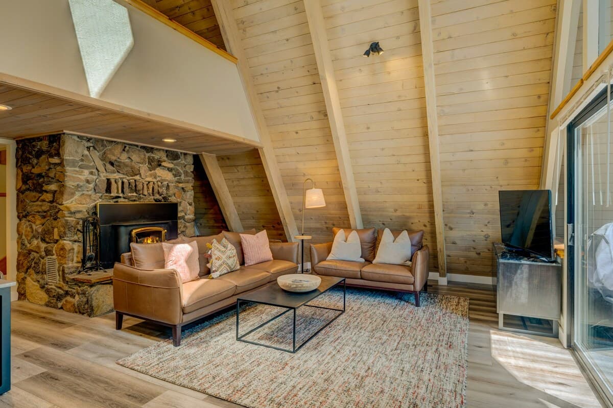 Wood-Burning Fireplace, Pool Table & Deck - Photo 3