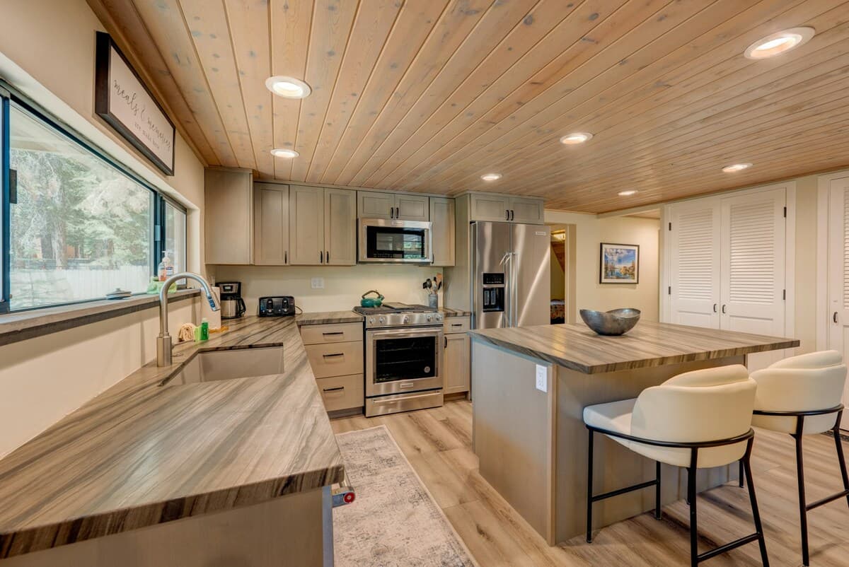 Wood-Burning Fireplace, Pool Table & Deck - Photo 5