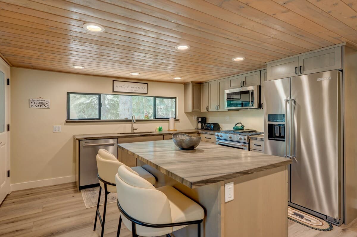 Wood-Burning Fireplace, Pool Table & Deck - Photo 4