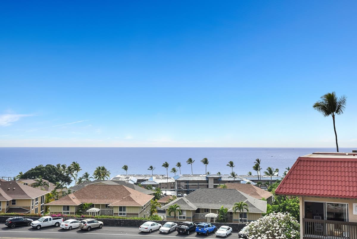 Condo in Kailua-Kona · ★5.0 · 2 bedrooms · 3 beds · 1.5 private baths - Photo 2