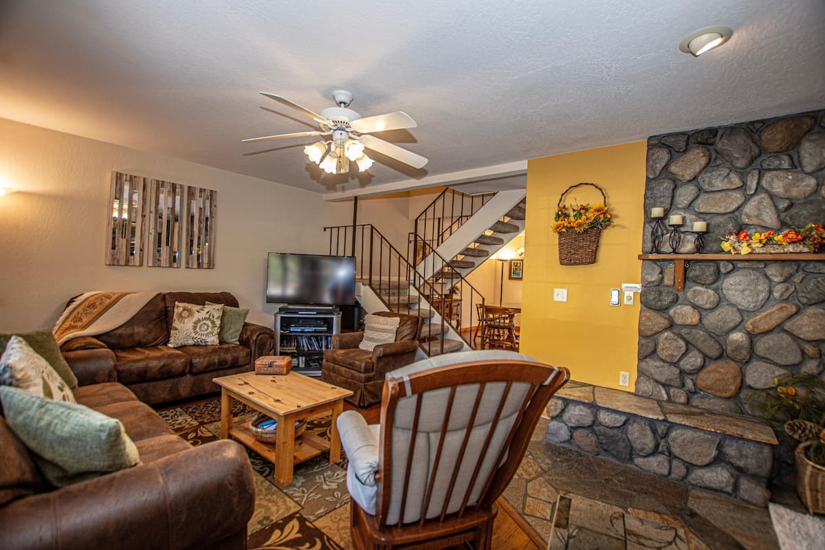 Updated Condo, Gas Fireplace, Grill & Deck - Photo 1