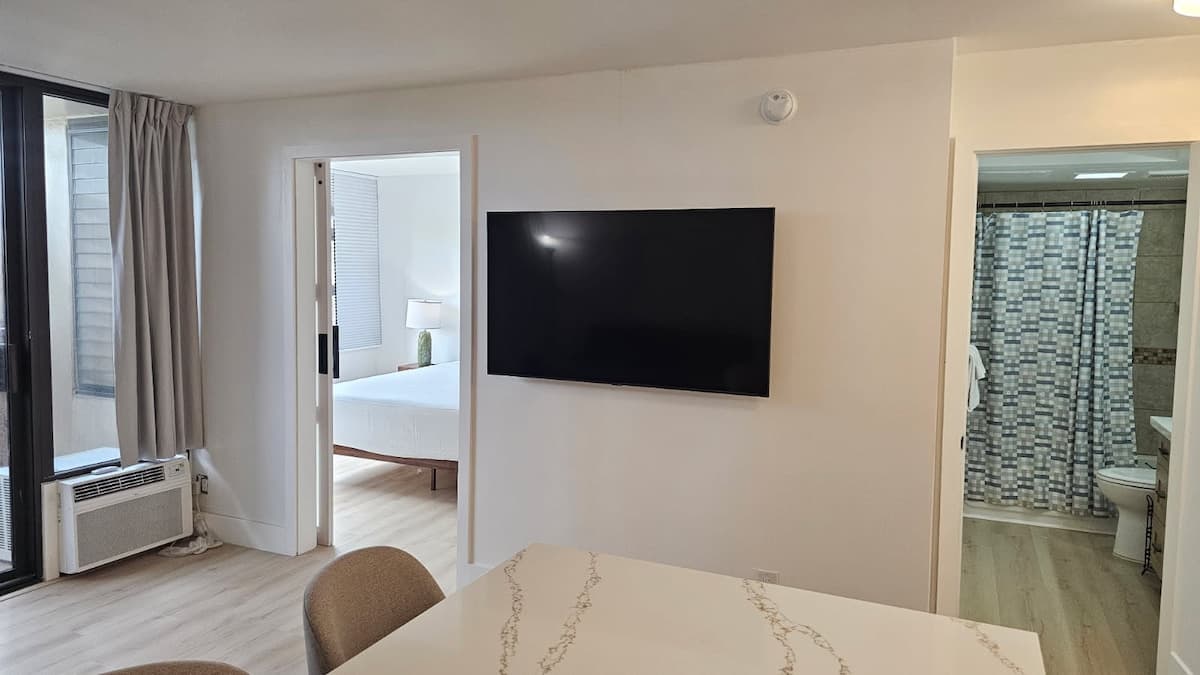 Condo in Honolulu · ★4.75 · 1 bedroom · 2 beds · 1 private bath - Photo 3