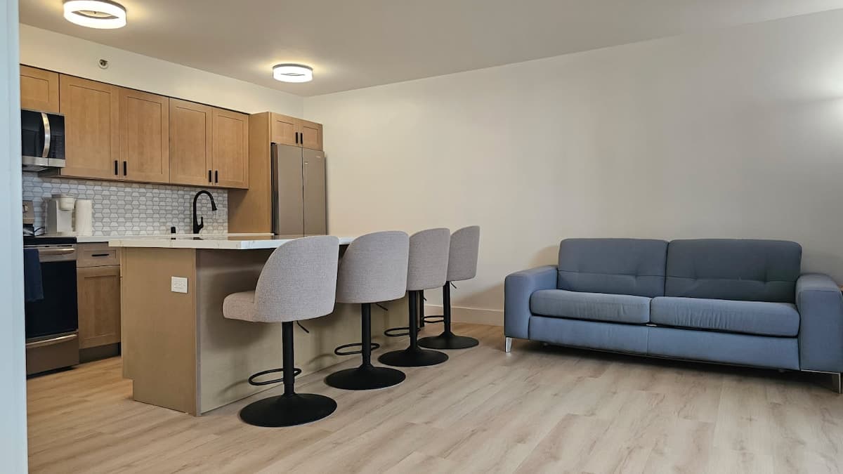 Condo in Honolulu · ★4.75 · 1 bedroom · 2 beds · 1 private bath - Photo 2