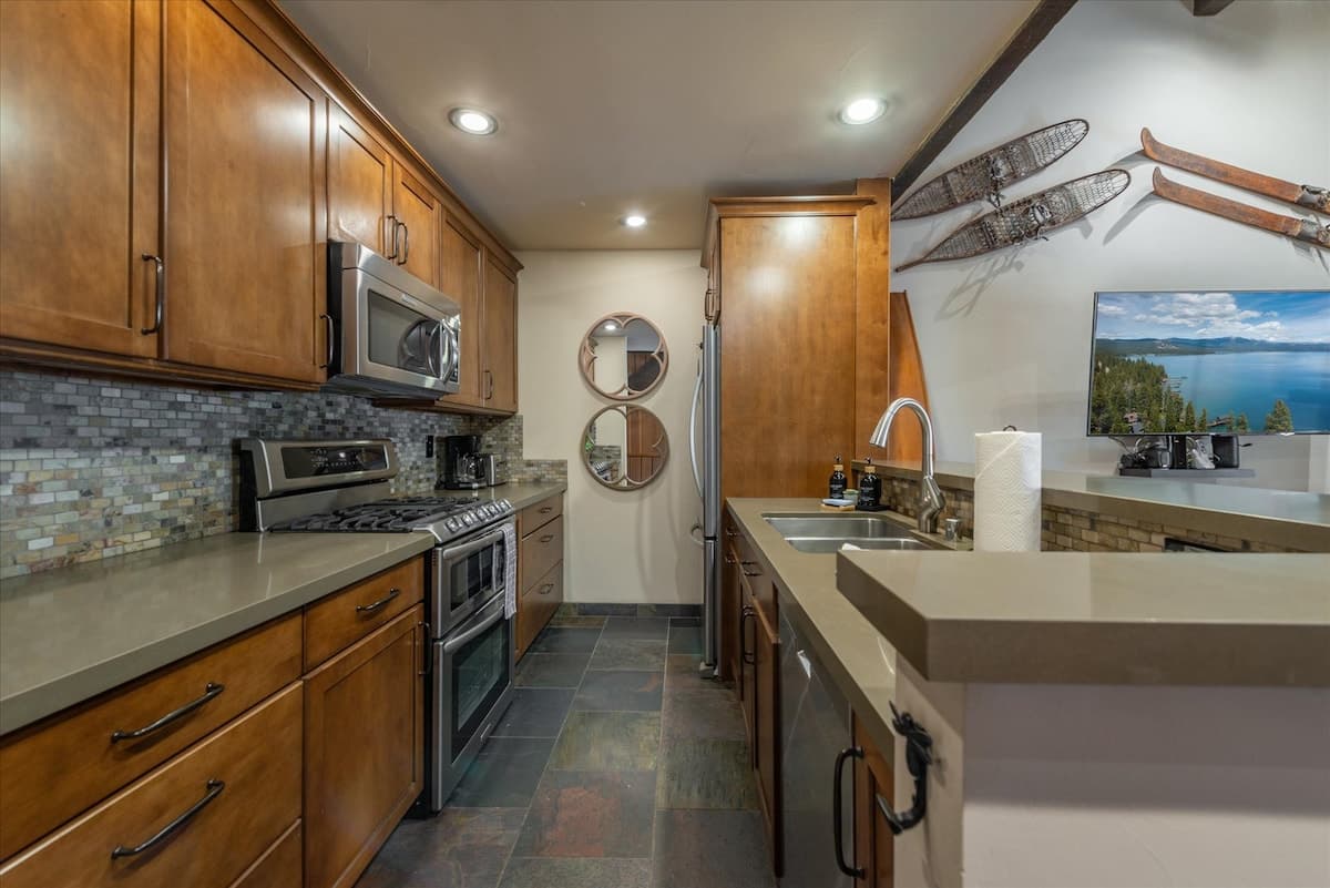 Cozy 3-Level Tahoe Condo, Pool & Hot Tub Access - Photo 5