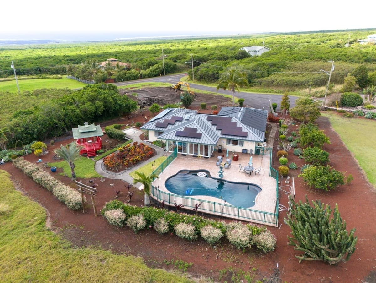 Home in Naalehu · ★4.8 · 3 bedrooms · 3 beds · 2 shared baths - Photo 3