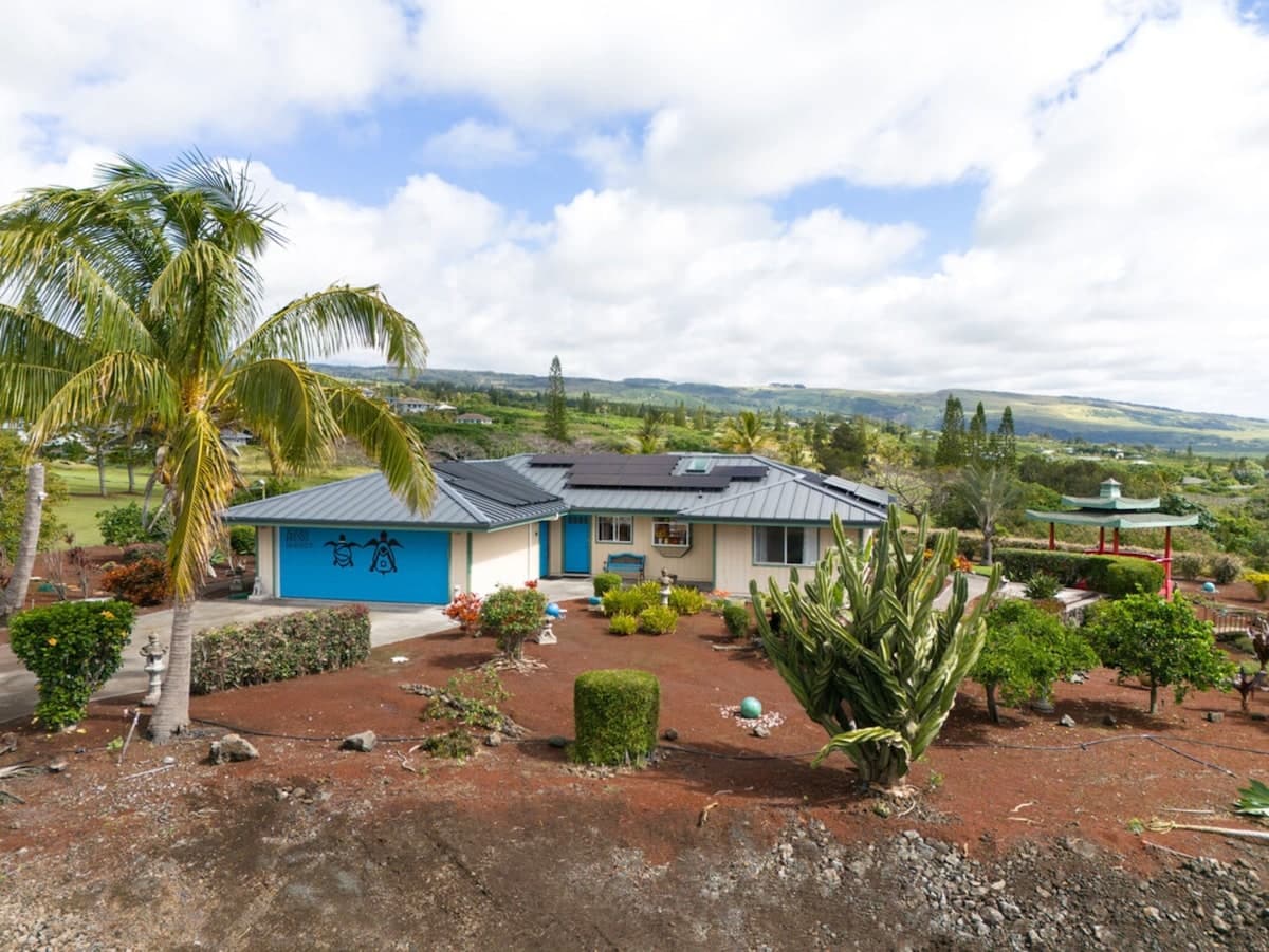 Home in Naalehu · ★4.8 · 3 bedrooms · 3 beds · 2 shared baths - Photo 2