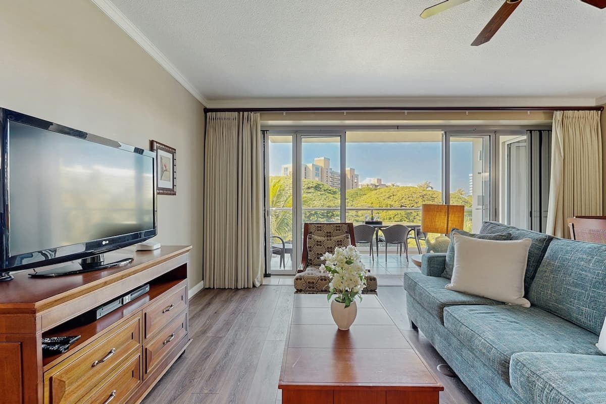 Condo in Lahaina · ★4.68 · 1 bedroom · 2 beds · 1 shared bath - Photo 3