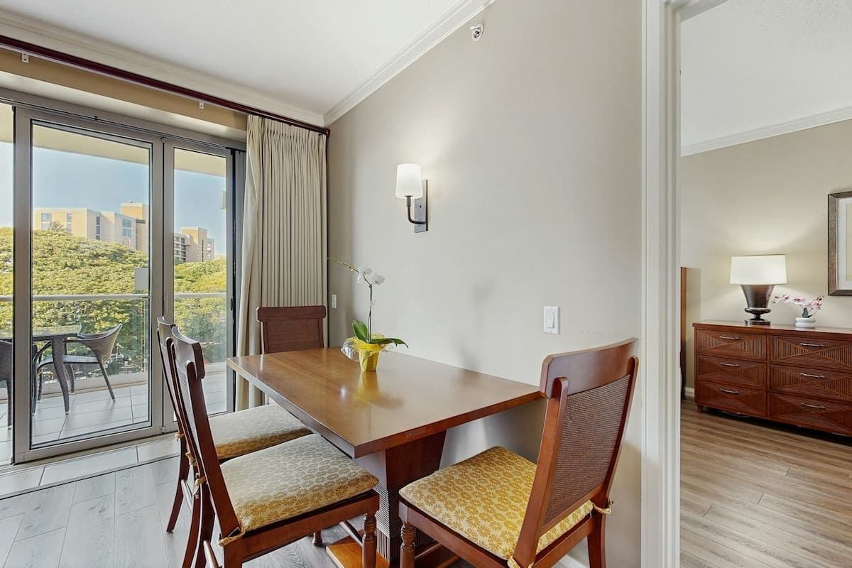 Condo in Lahaina · ★4.68 · 1 bedroom · 2 beds · 1 shared bath - Photo 5