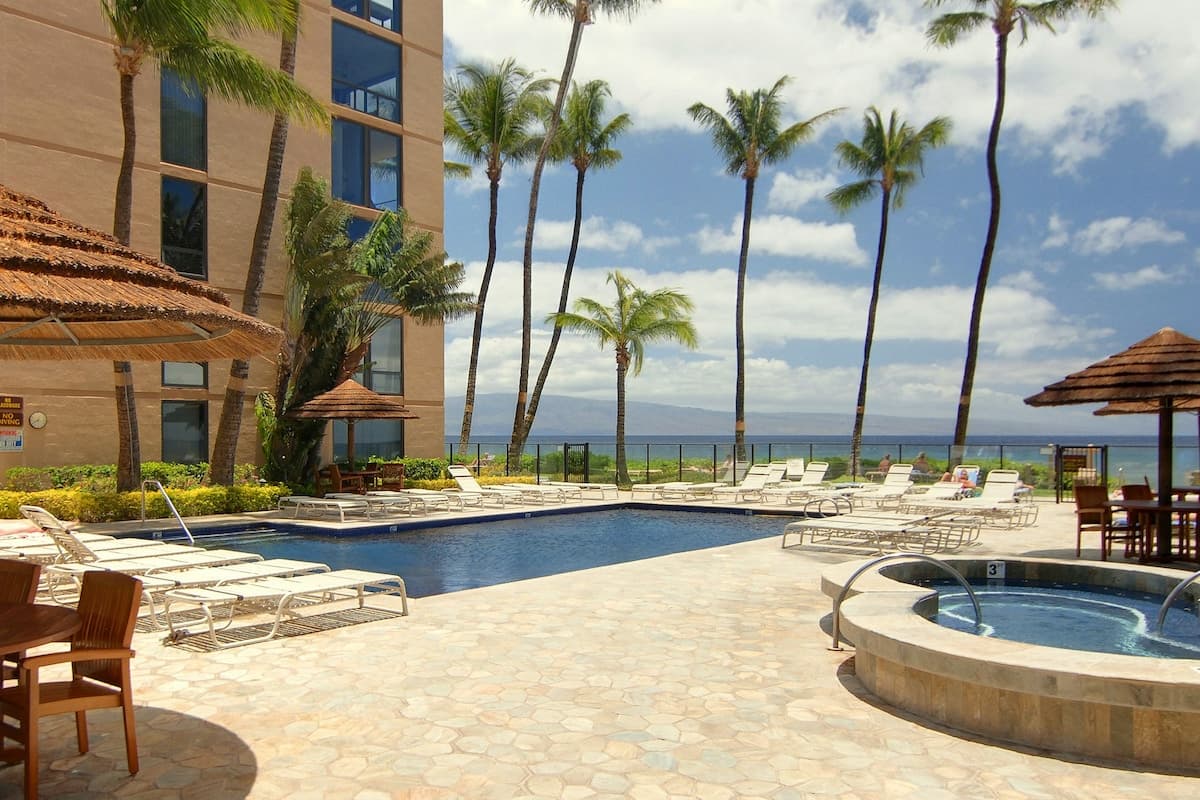 Condo in Lahaina · ★4.71 · 1 bedroom · 2 beds · 1 shared bath - Photo 3
