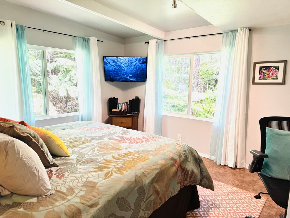 Cozy, Private Volcano Cottage • 5 Min to Park - Photo 4