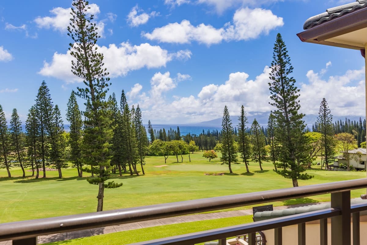 Condo in Lahaina · ★4.8 · 1 bedroom · 2 beds · 2 private baths - Photo 3
