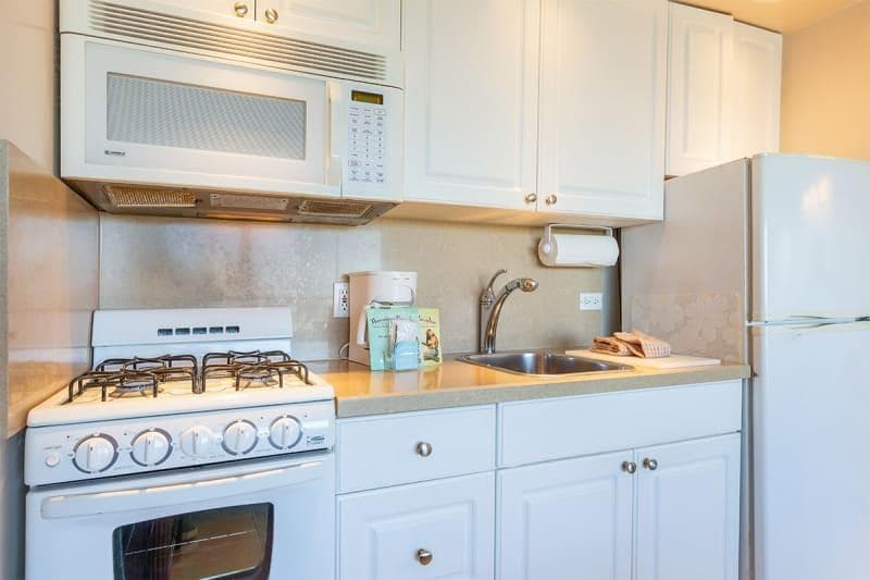 Condo in Honolulu · ★4.6 · Studio · 1 bed · 1 private bath - Photo 2