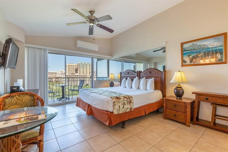 Condo in Honolulu · ★4.6 · Studio · 1 bed · 1 private bath - Photo 3