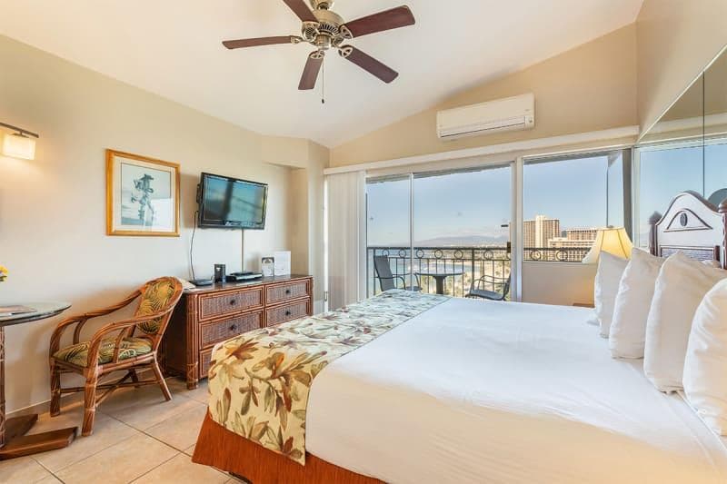 Condo in Honolulu · ★4.6 · Studio · 1 bed · 1 private bath - Photo 5