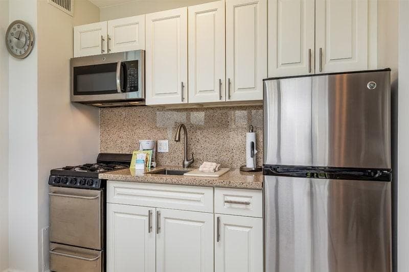 Condo in Honolulu · ★4.56 · Studio · 1 bed · 1 shared bath - Photo 2