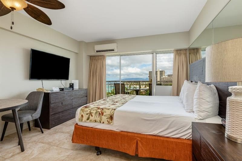 Condo in Honolulu · ★4.56 · Studio · 1 bed · 1 shared bath - Photo 4